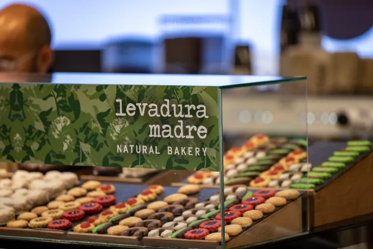 Pasteles de Levadura Madre en una vitrina.