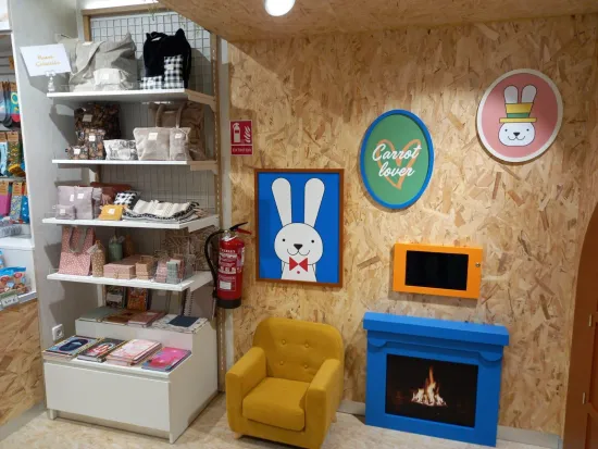 Tienda ILUNION del hospital infantil Niño Jesús de Madrid. Se ve una estantería de productos infantiles. 