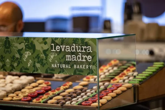 Una vitrina mostrando productos alimenticios de Levadura Madre.
