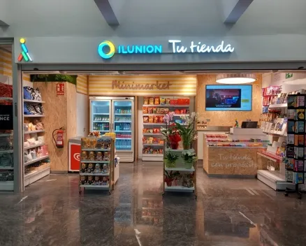 Se muestra la entrada de la tienda de ILUNION Tu Tienda. Se aprecian flores, libros, muñecos, snacks y mucho más.